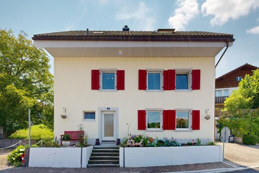 außenansicht mit property visible, stuckverkleidung, day time, und vortreppe