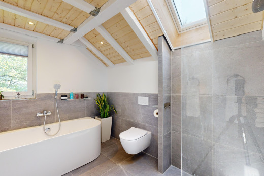 bad mit natürliches licht, balkendecke, holzdecke, dachschräge, und fliesenwand