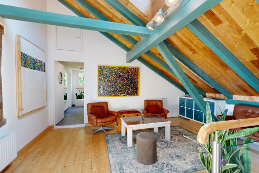 wohnzimmer mit dachschräge, kühler, und balkendecke