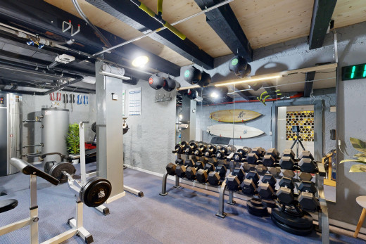 fitnessstudio mit wasserkocher