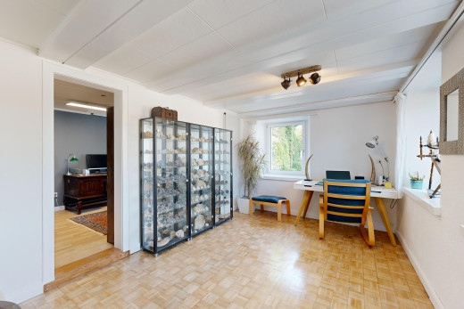 innenraum mit balkendecke, parkettboden, natürliches licht, und fernseher