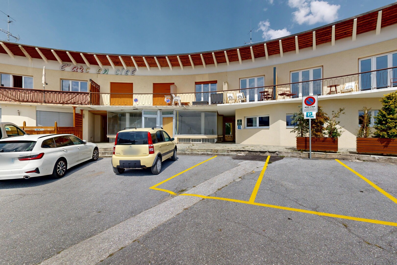 extérieur du bâtiment avec day time, parking, et from community