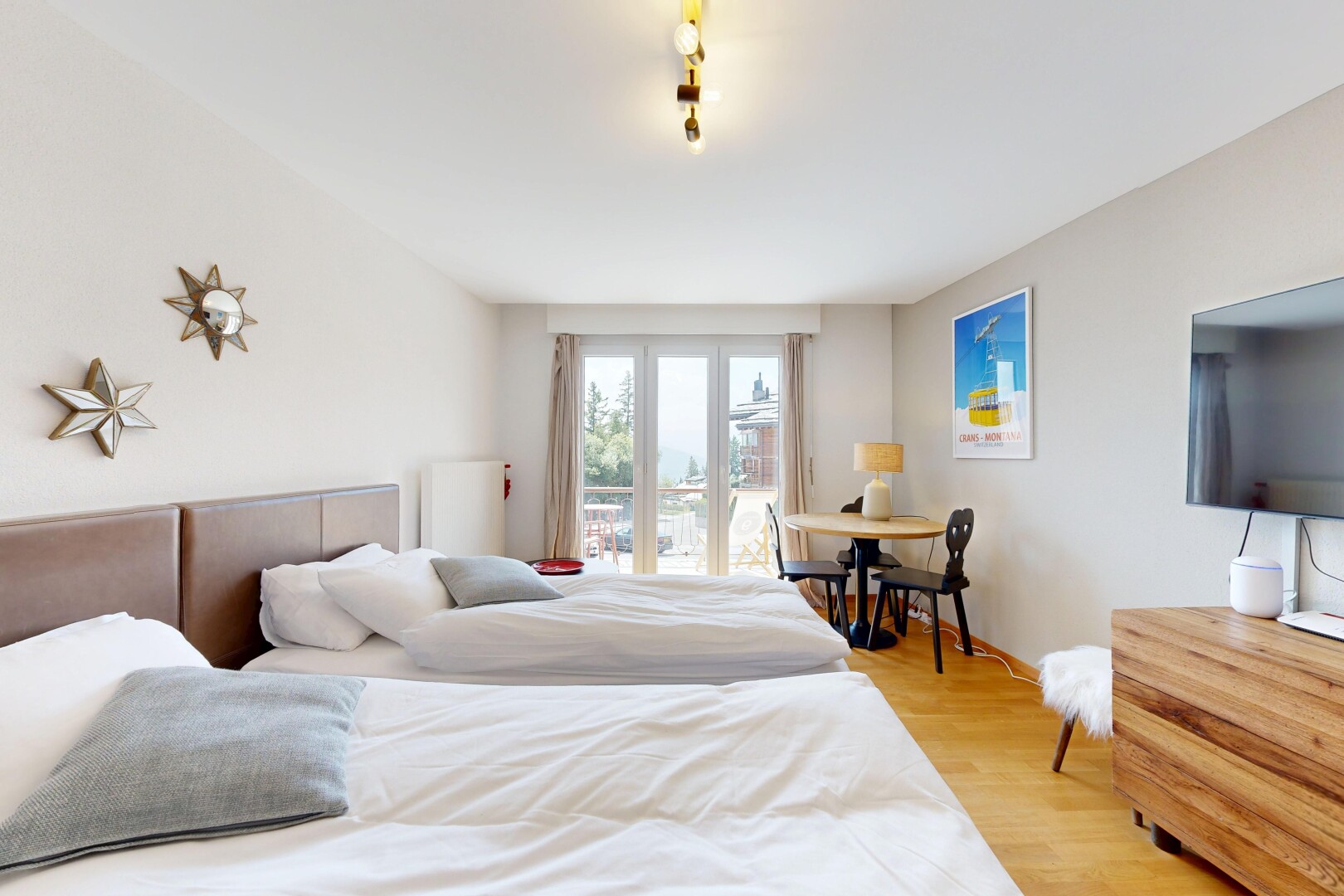 chambre avec natural light, lumière naturelle, wood finish floor, sol en finition bois, et drywall