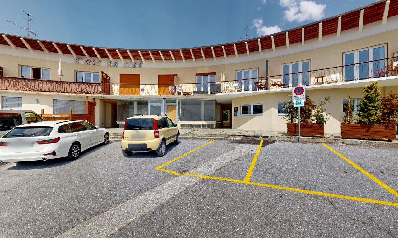 extérieur du bâtiment avec day time, parking, et from community