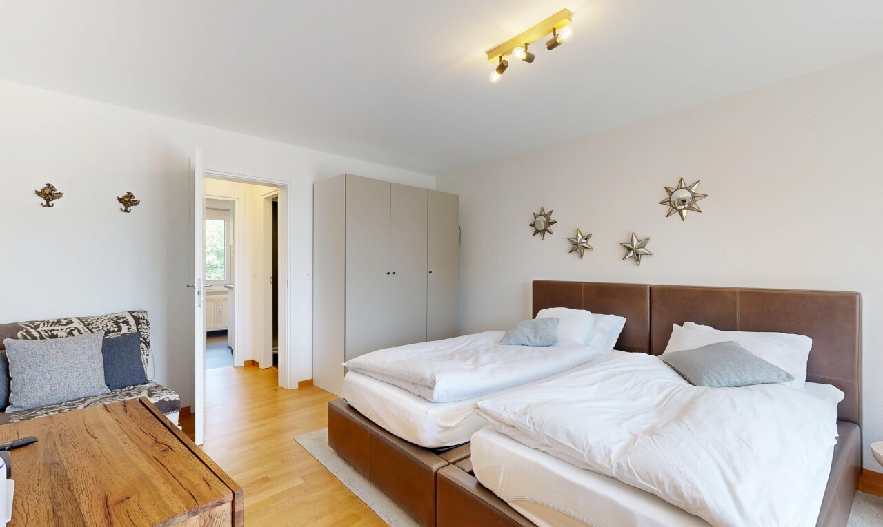 chambre avec sol en finition bois, wood finish floor, inside property, cloison sèche, et drywall