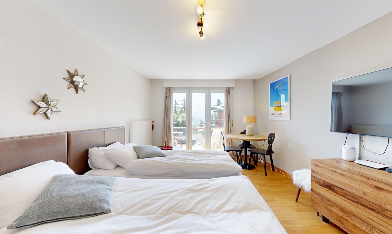chambre avec natural light, lumière naturelle, wood finish floor, sol en finition bois, et drywall