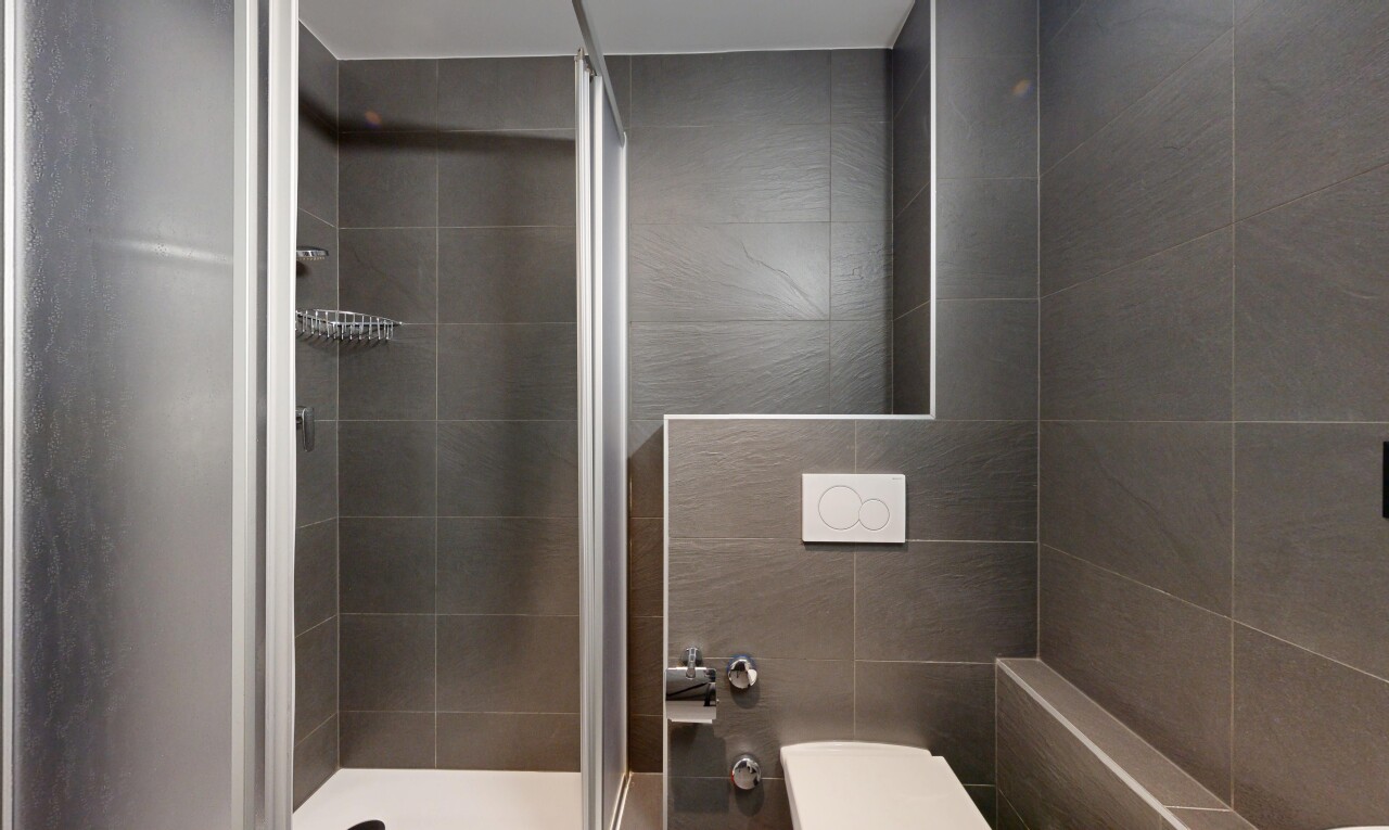 salle de bains avec tile shower, inside property, salle de bain complète, douche, et toilette