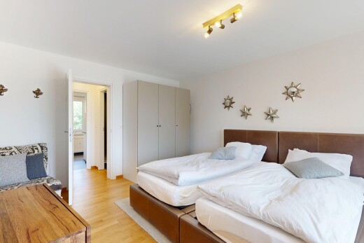 zimmer / schlafzimmer mit holzfußboden, wood finish floor, inside property, gipskartonwand, und drywall