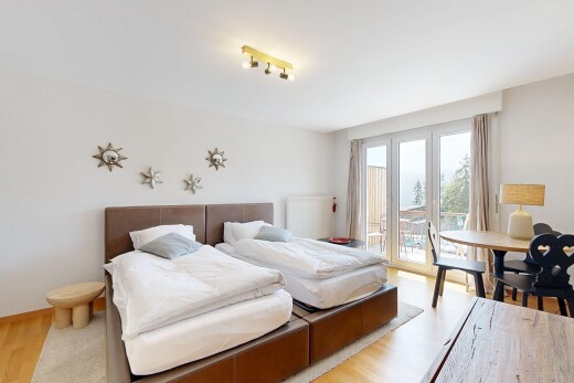 zimmer / schlafzimmer mit wood finish floor, holzfußboden, natural light, natürliches licht, und inside property