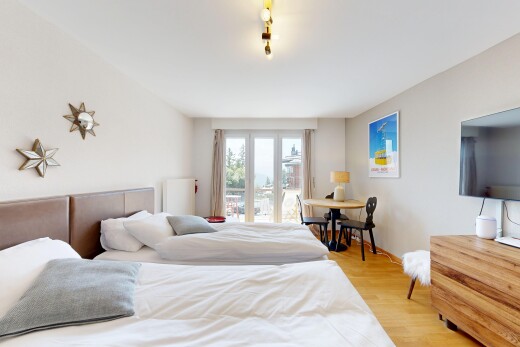 chambre avec natural light, lumière naturelle, wood finish floor, sol en finition bois, et drywall