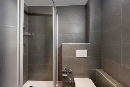 salle de bains avec tile shower, inside property, salle de bain complète, douche, et toilette