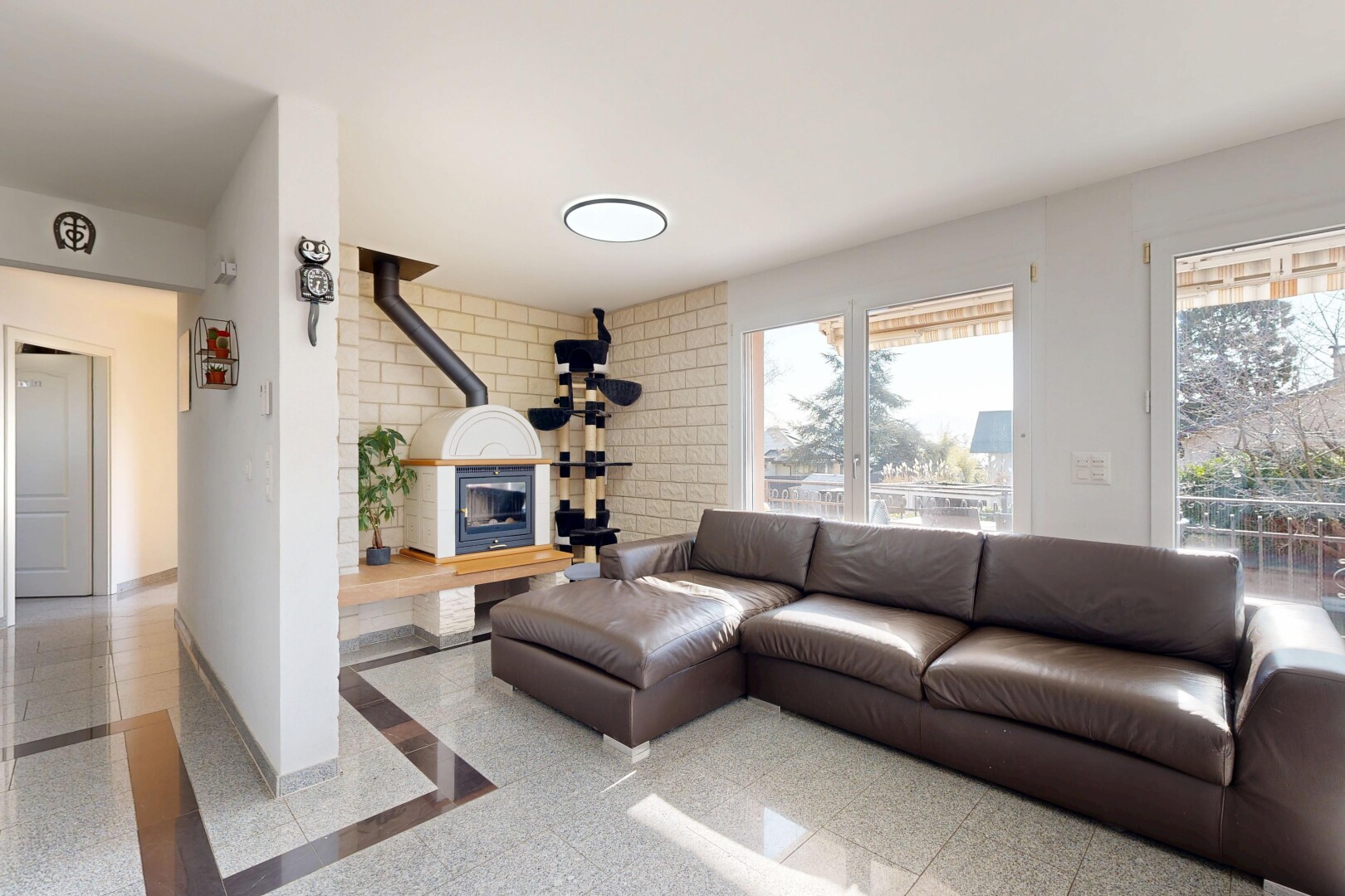salon avec inside property, cloison sèche, drywall, plinthes murales, et baseboards wall