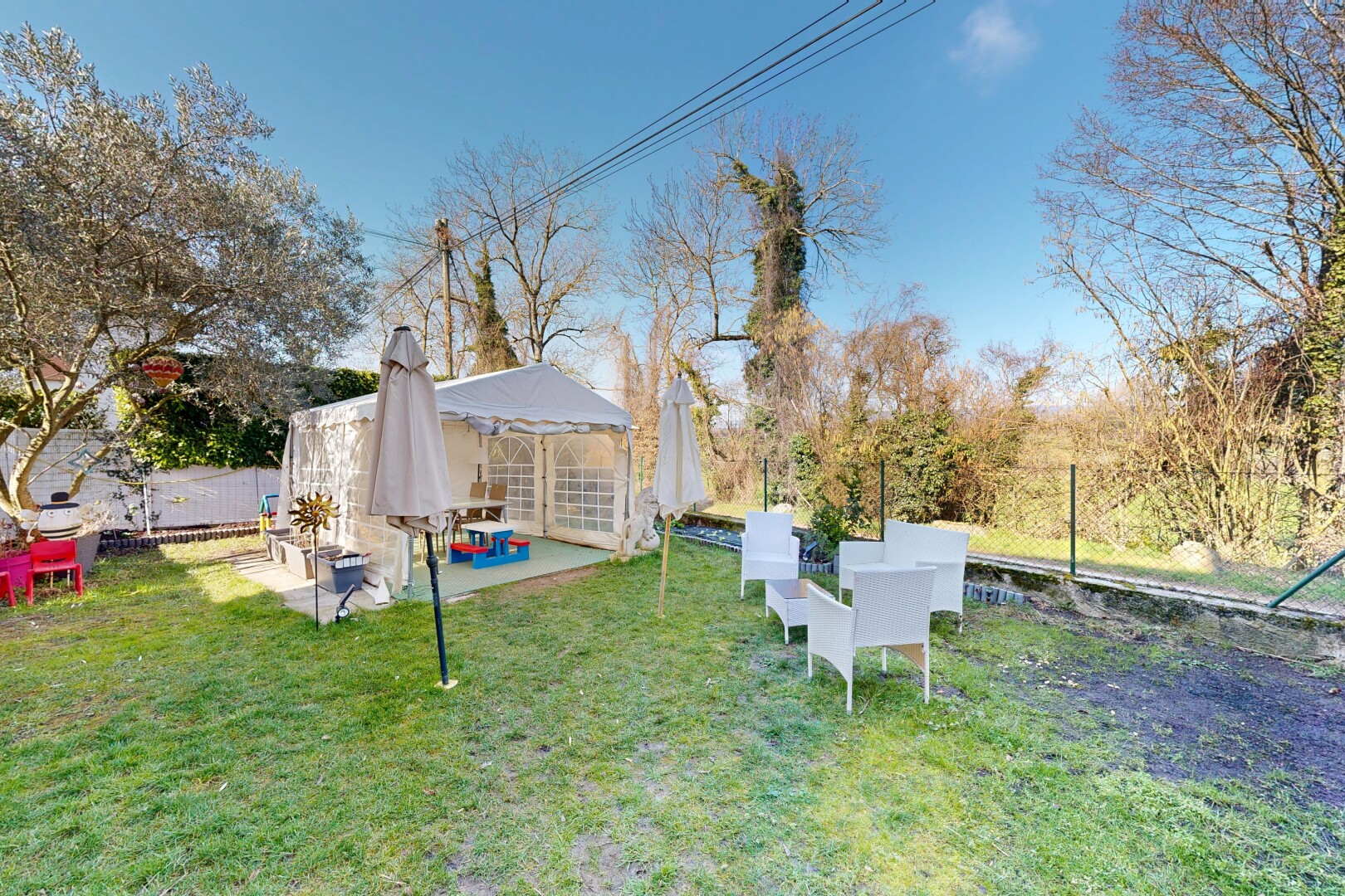 jardin avec clôture, day time, terrasse, pelouse, et from property