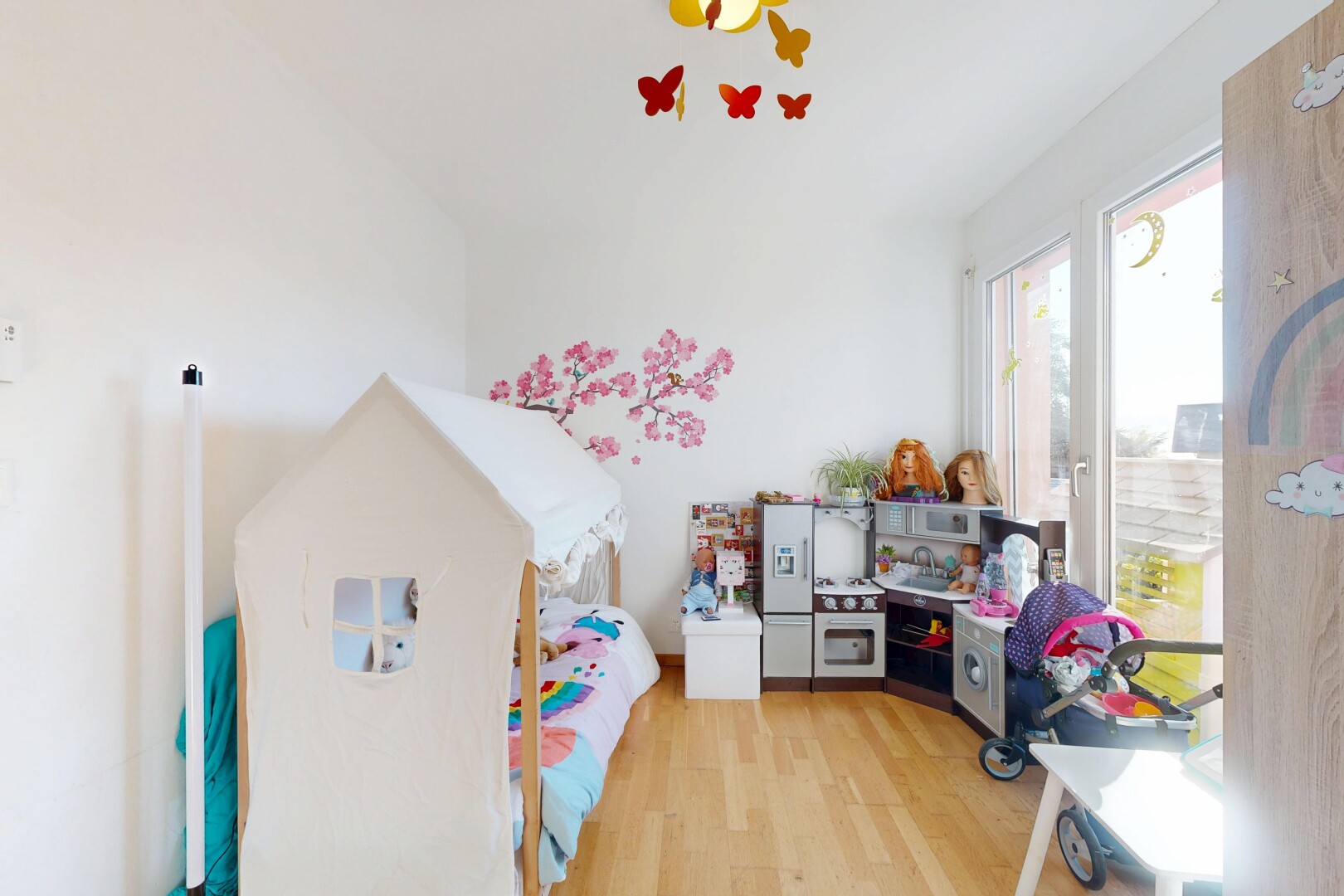 chambre avec natural light, lumière naturelle, inside property, wood finish floor, et sol en finition bois