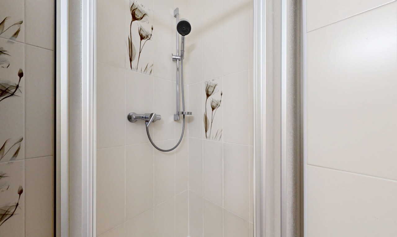 salle de bains avec douche, salle de bain complète, et inside property