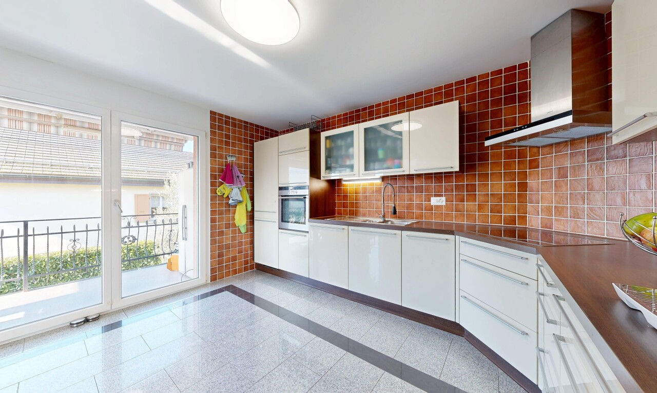 cuisine avec hotte, armoires avec insert en verre, glass insert cabinets, armoires blanches, et white cabinets