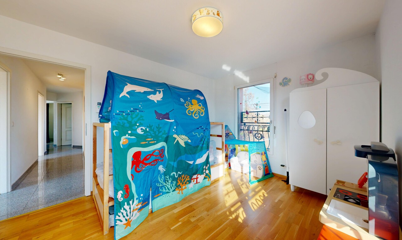 chambre avec cloison sèche, drywall, inside property, lumière naturelle, et natural light