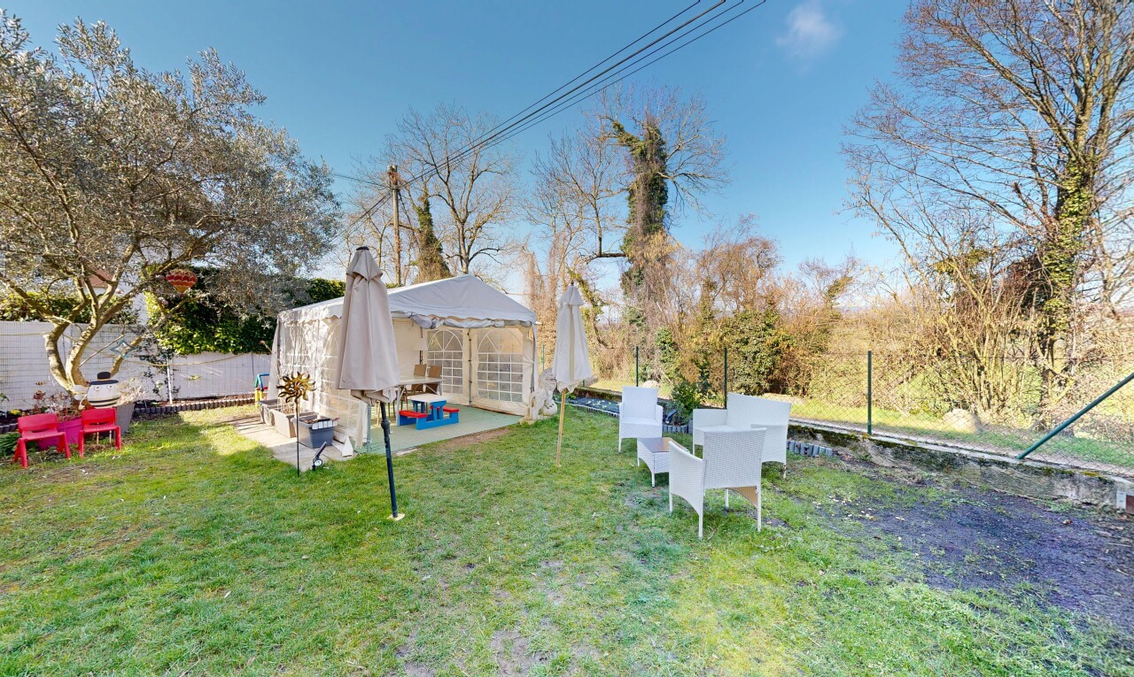 jardin avec clôture, day time, terrasse, pelouse, et from property