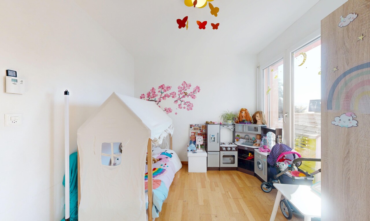 chambre avec natural light, lumière naturelle, inside property, wood finish floor, et sol en finition bois