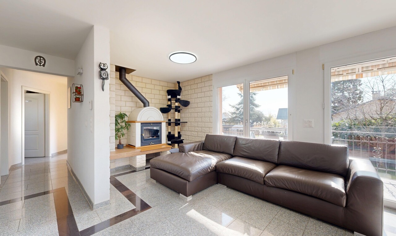salon avec inside property, cloison sèche, drywall, plinthes murales, et baseboards wall