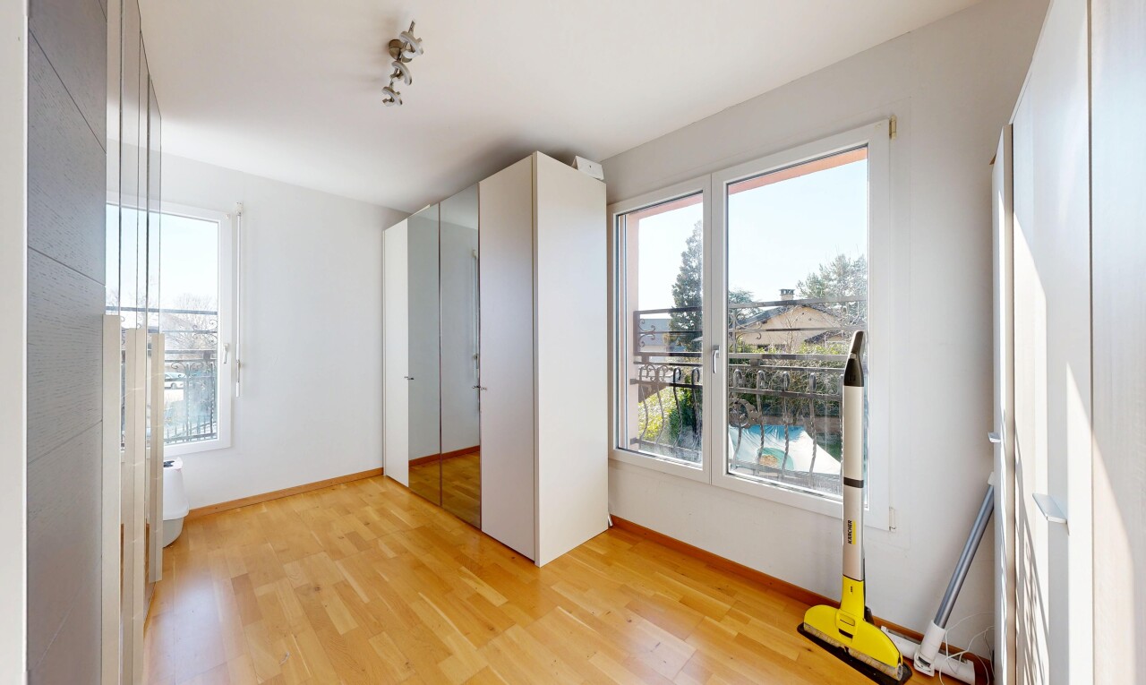 pièce vide avec inside property, drywall, cloison sèche, wood finish floor, et sol en finition bois