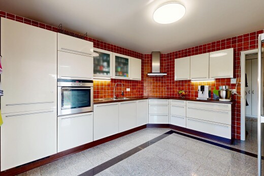 cuisine avec four, hotte, armoires avec insert en verre, glass insert cabinets, et sol en finition granit