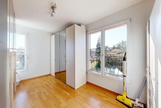pièce vide avec inside property, drywall, cloison sèche, wood finish floor, et sol en finition bois