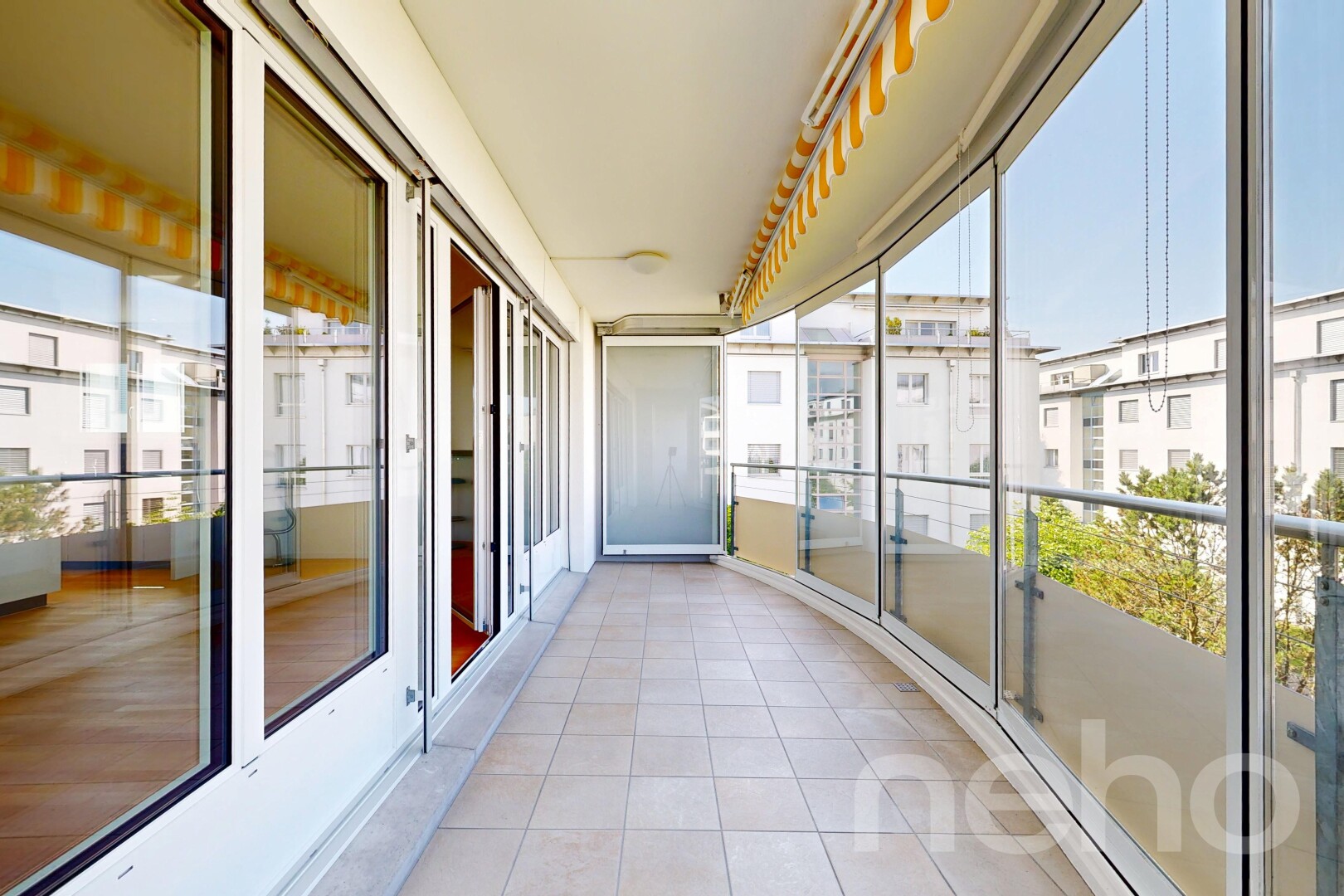 balkon mit day time, wintergarten, und apartment complex view