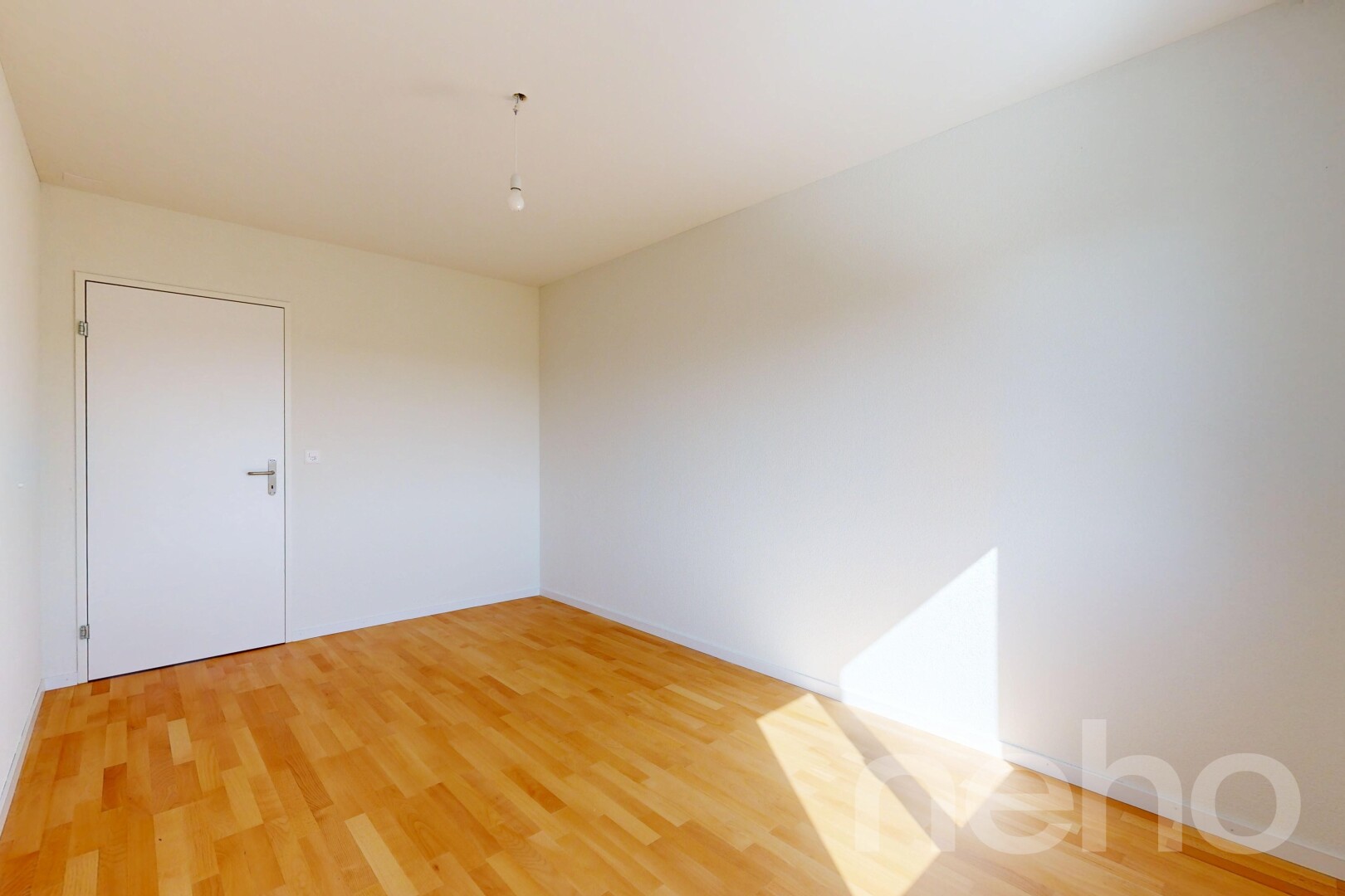 leerer raum mit light floor, holzfußboden, wood finish floor, inside property, und gipskartonwand