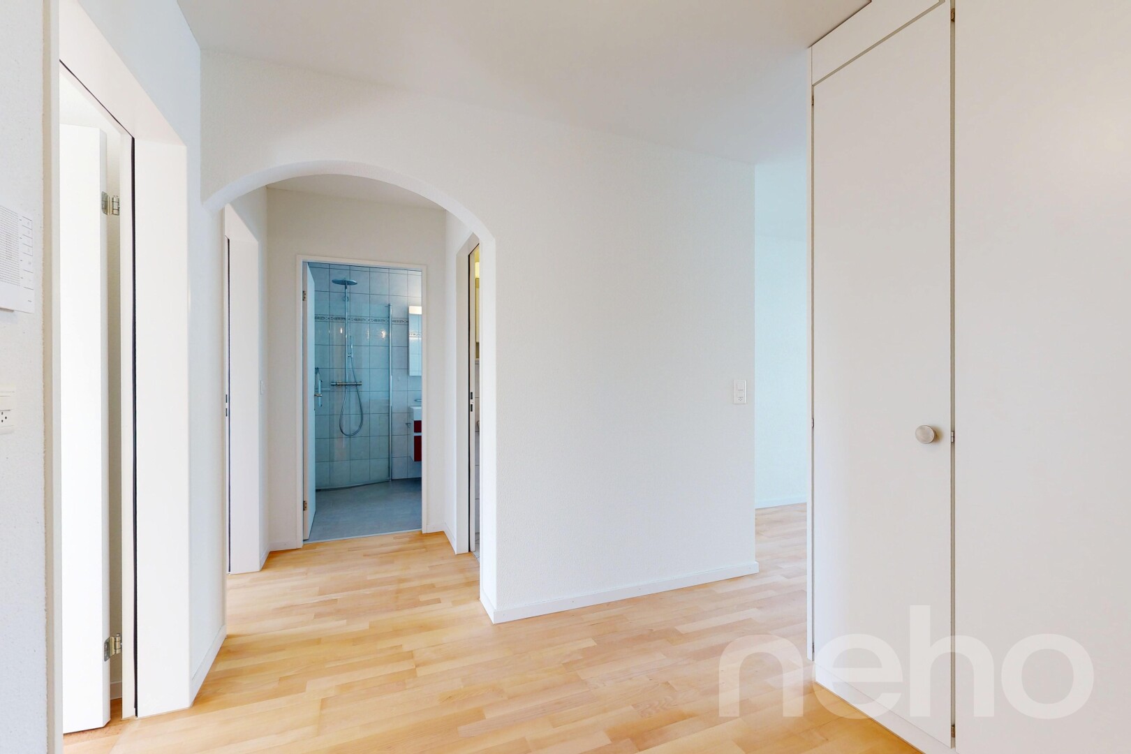halle / korridor mit holzfußboden, wood finish floor, gipskartonwand, drywall, und gewölbte gehwege