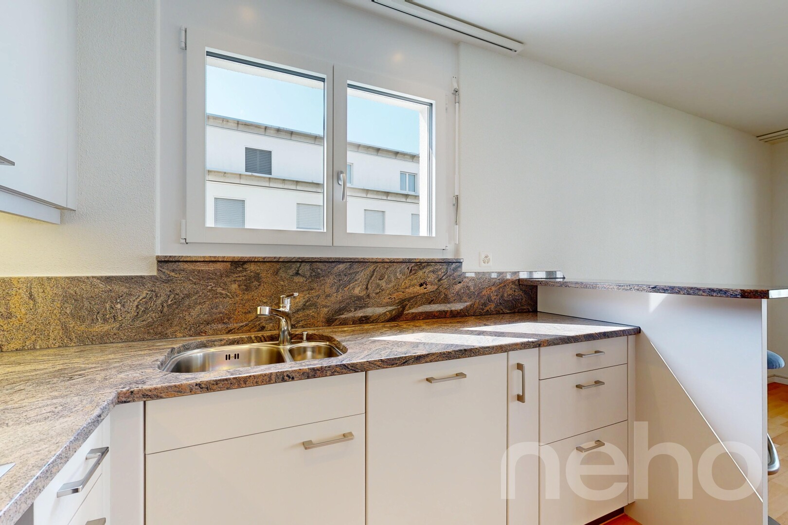küche mit weiße schränke, white cabinets, stein arbeitsplatten, stone countertops, und waschbecken