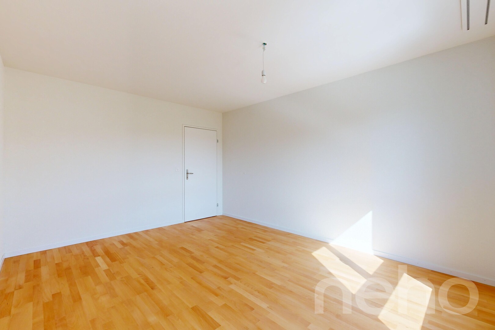 leerer raum mit inside property, drywall, gipskartonwand, wood finish floor, und holzfußboden