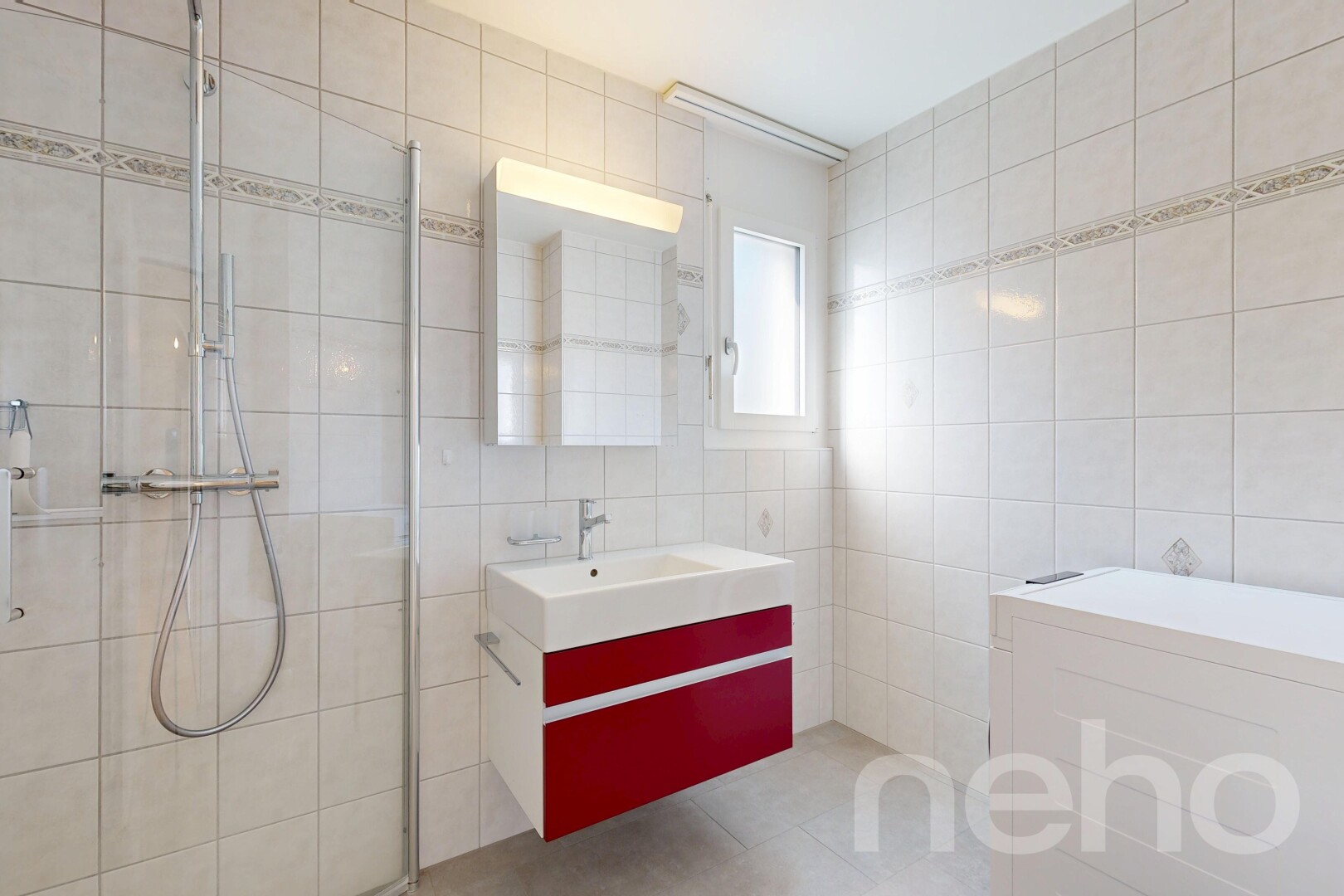 bad mit schminktisch, fliesenwand, tile wall, spiegel, und dusche