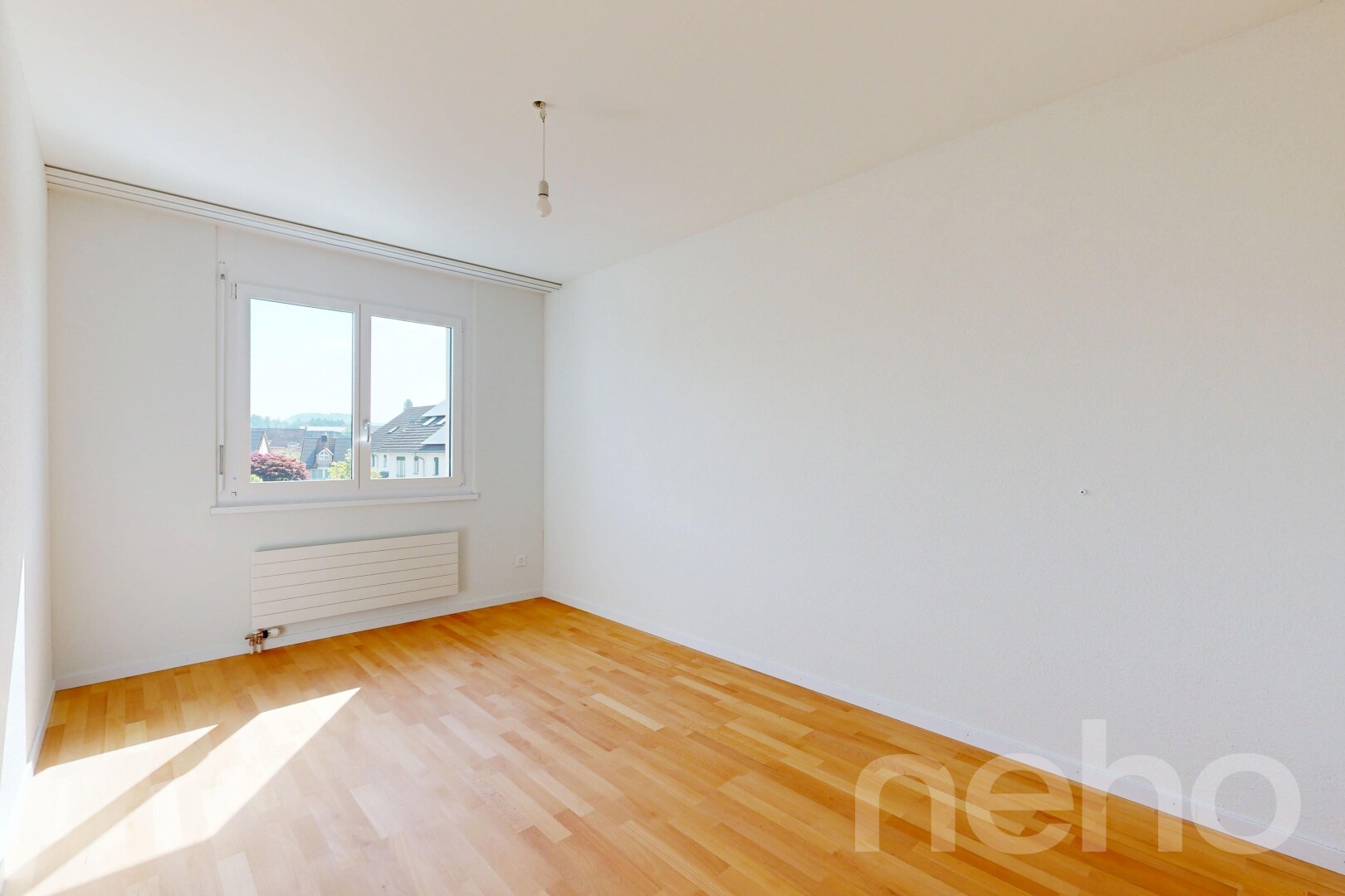 leerer raum mit gipskartonwand, drywall, kühler, light floor, und holzfußboden