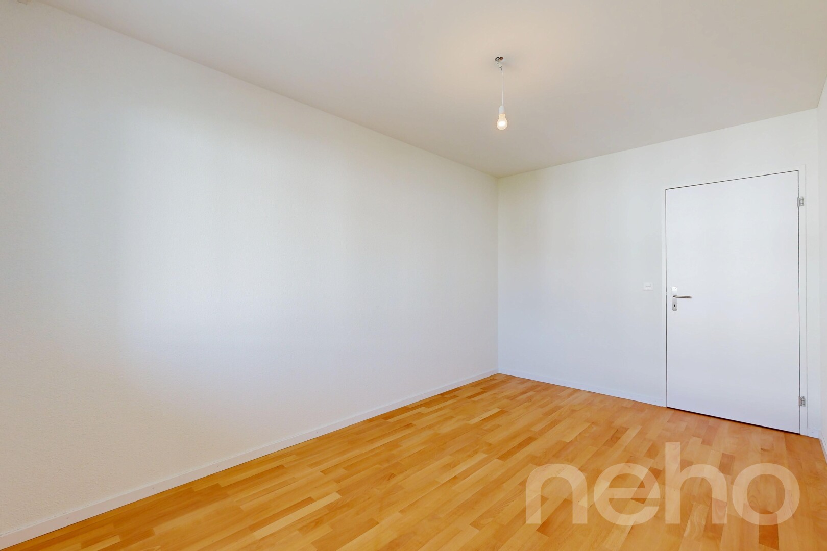 leerer raum mit holzfußboden, wood finish floor, inside property, gipskartonwand, und drywall