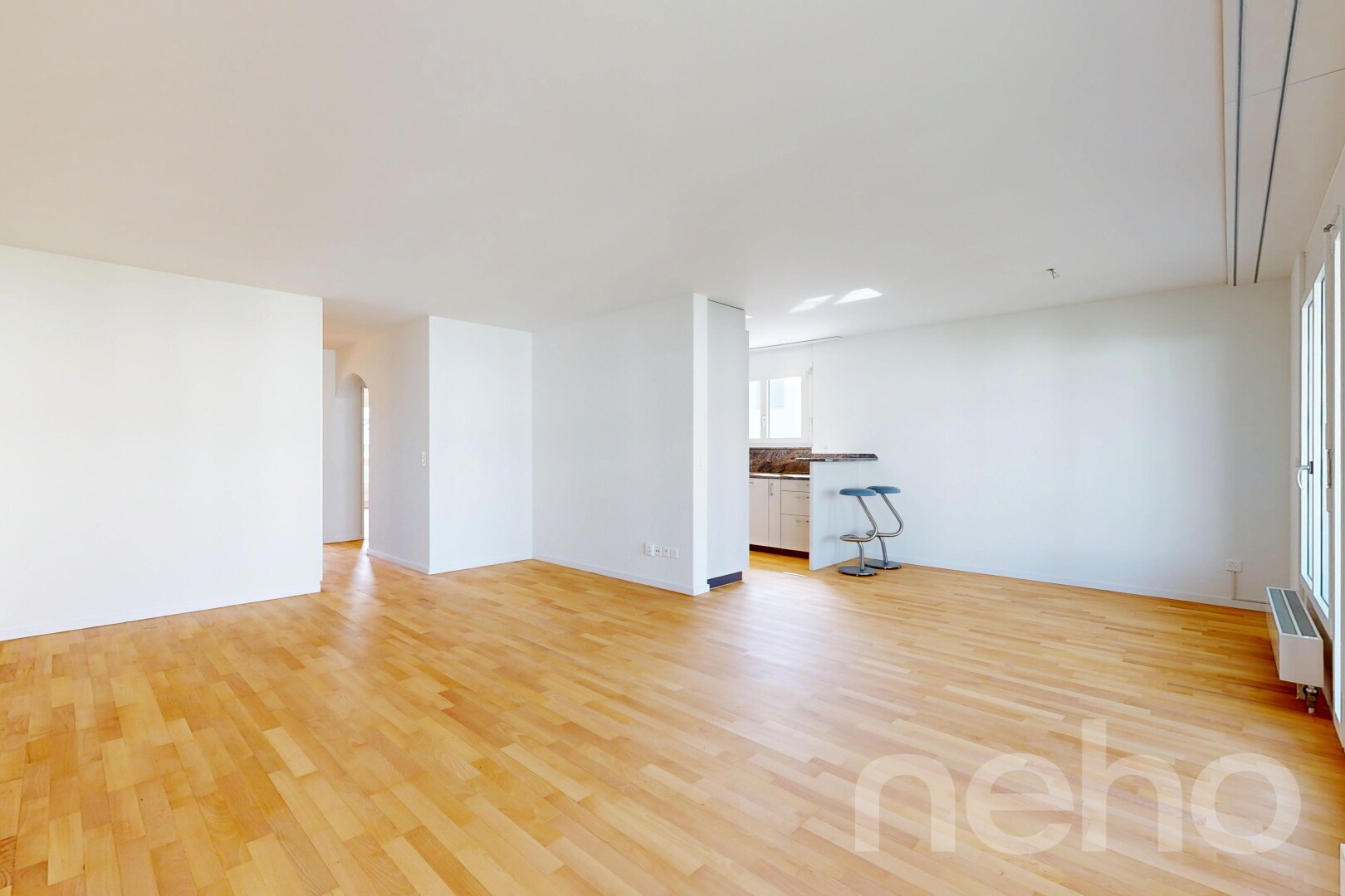 leerer raum mit wood finish floor, holzfußboden, inside property, drywall, und gipskartonwand