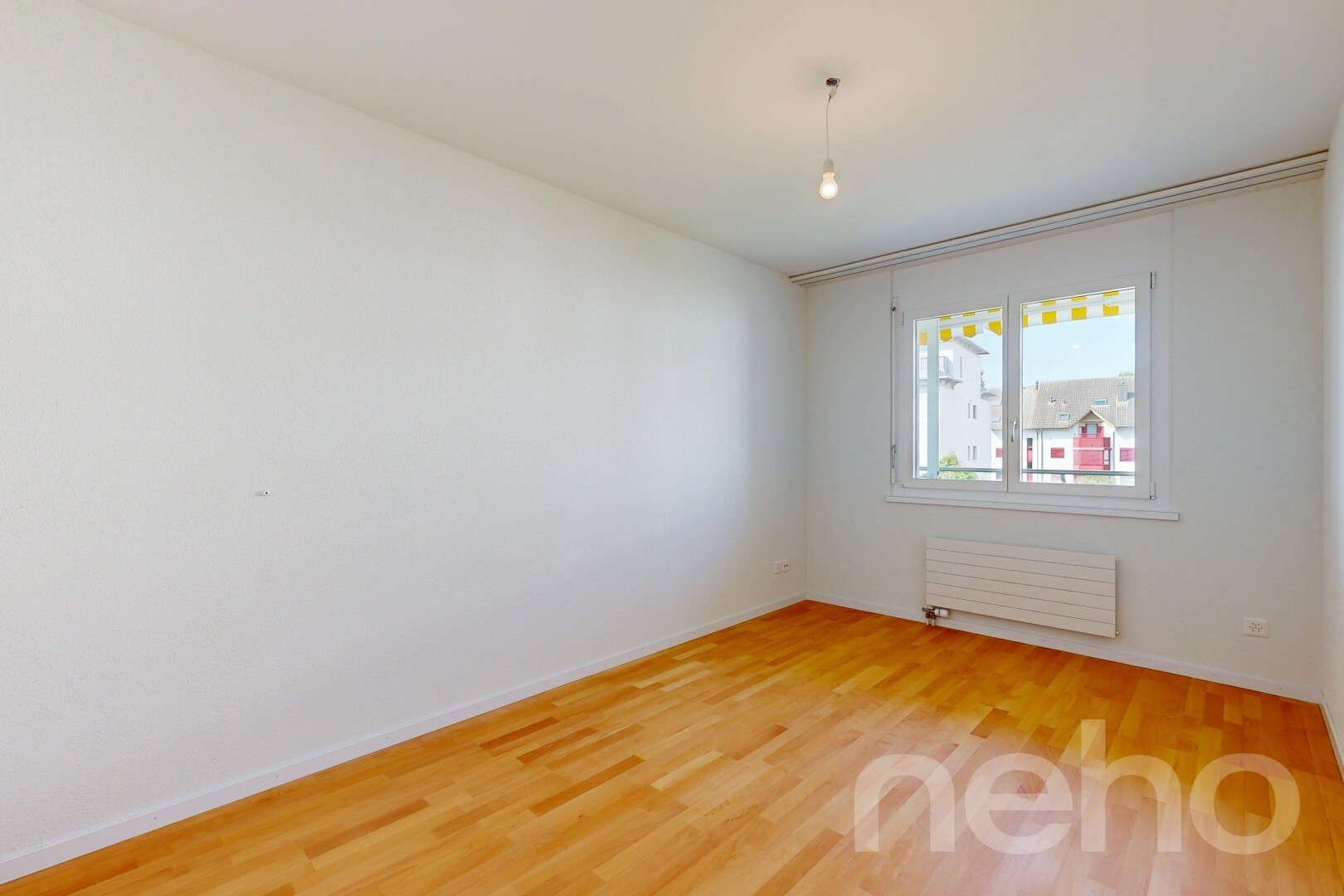 leerer raum mit inside property, wood finish floor, holzfußboden, kühler, und drywall