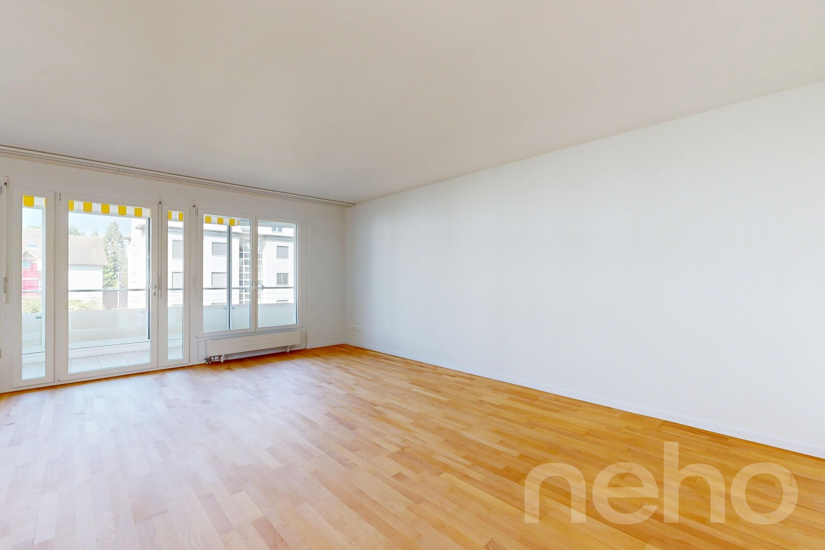 leerer raum mit holzfußboden, wood finish floor, inside property, natürliches licht, und natural light