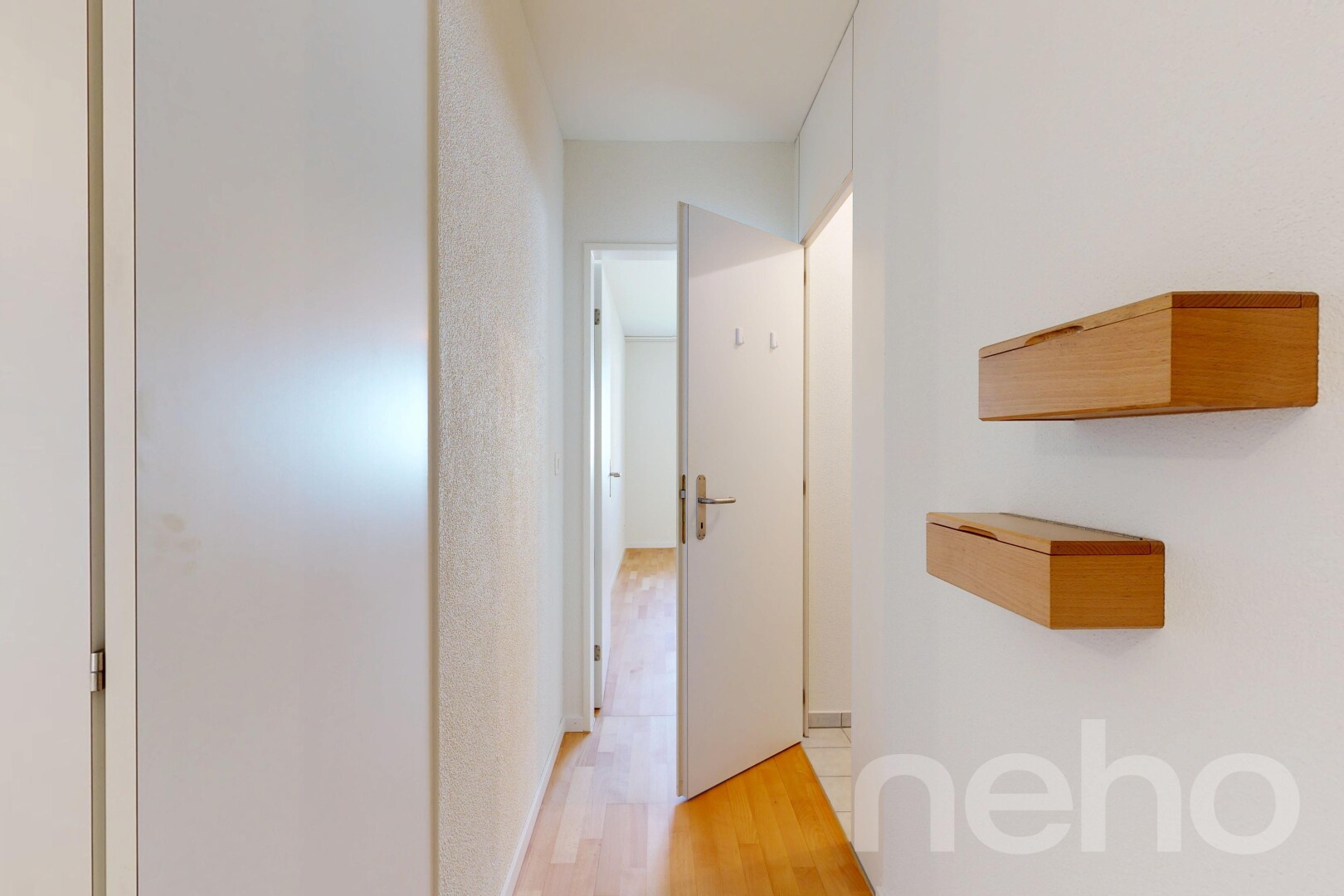 halle / korridor mit holzfußboden, wood finish floor, light floor, und inside property