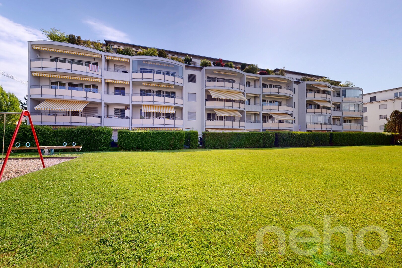 außenansicht mit blick auf wohnanlage, apartment complex view, from community, und day time