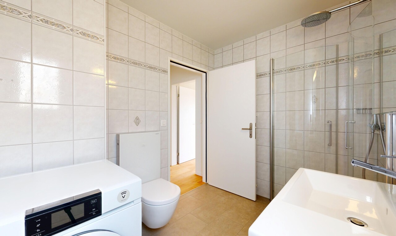 bad mit fliesenwand, tile wall, dusche, komplettes badezimmer, und inside property