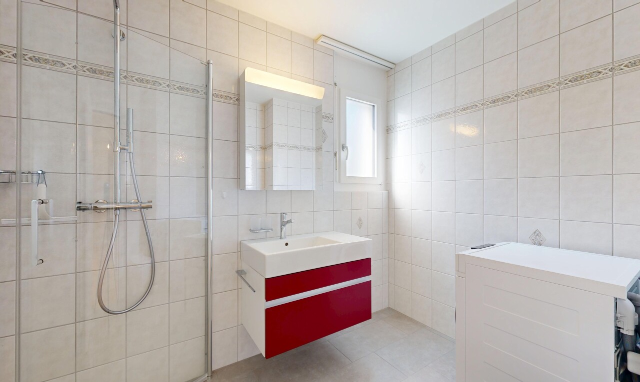 bad mit schminktisch, fliesenwand, tile wall, spiegel, und dusche