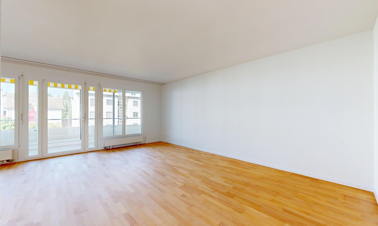 leerer raum mit holzfußboden, wood finish floor, inside property, natürliches licht, und natural light