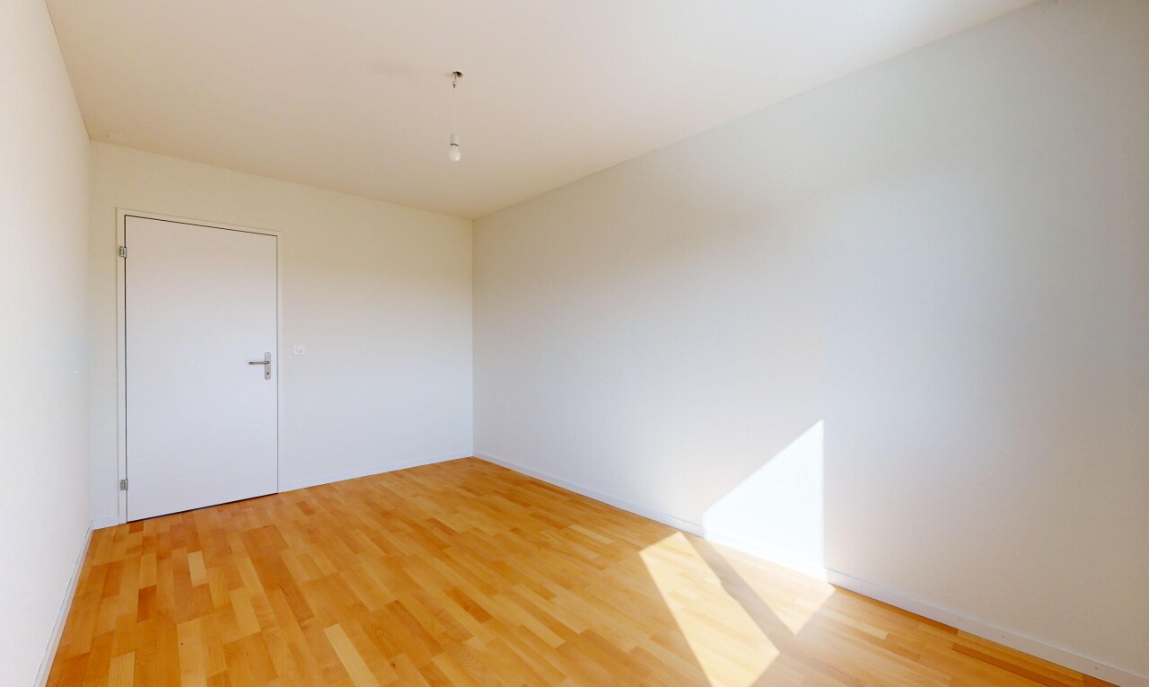 leerer raum mit light floor, holzfußboden, wood finish floor, inside property, und gipskartonwand