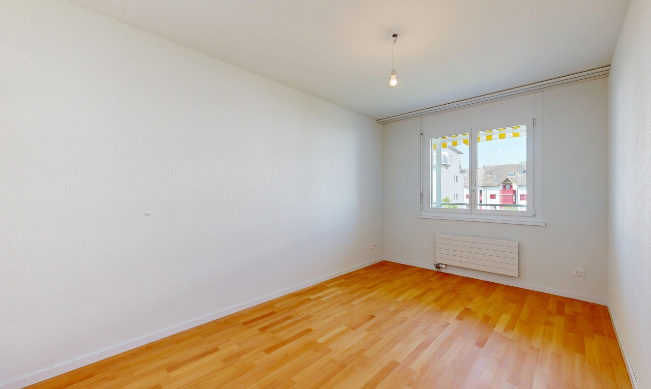leerer raum mit inside property, wood finish floor, holzfußboden, kühler, und drywall