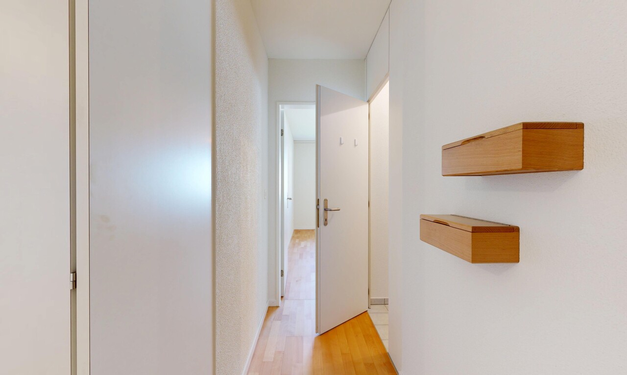 halle / korridor mit holzfußboden, wood finish floor, light floor, und inside property