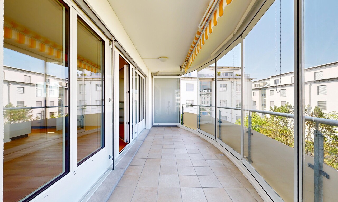 balkon mit day time, wintergarten, und apartment complex view