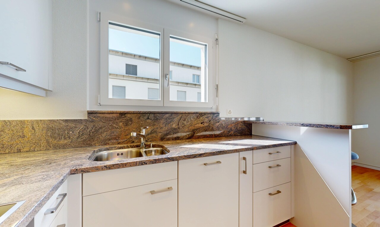küche mit weiße schränke, white cabinets, stein arbeitsplatten, stone countertops, und waschbecken