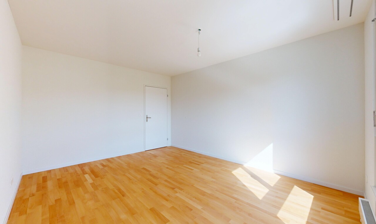 leerer raum mit inside property, drywall, gipskartonwand, wood finish floor, und holzfußboden