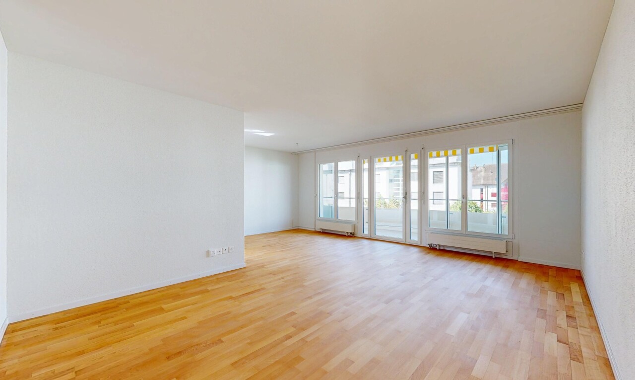 leerer raum mit inside property, holzfußboden, wood finish floor, gipskartonwand, und drywall